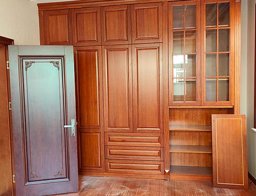 龙潭中式家庭装修里定制的实木衣柜效果图